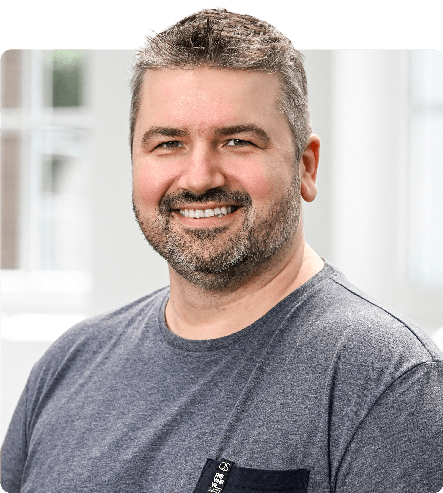 Bild von Jost Behre im grauen T-Shirt. Verschwommener Hintergrund.